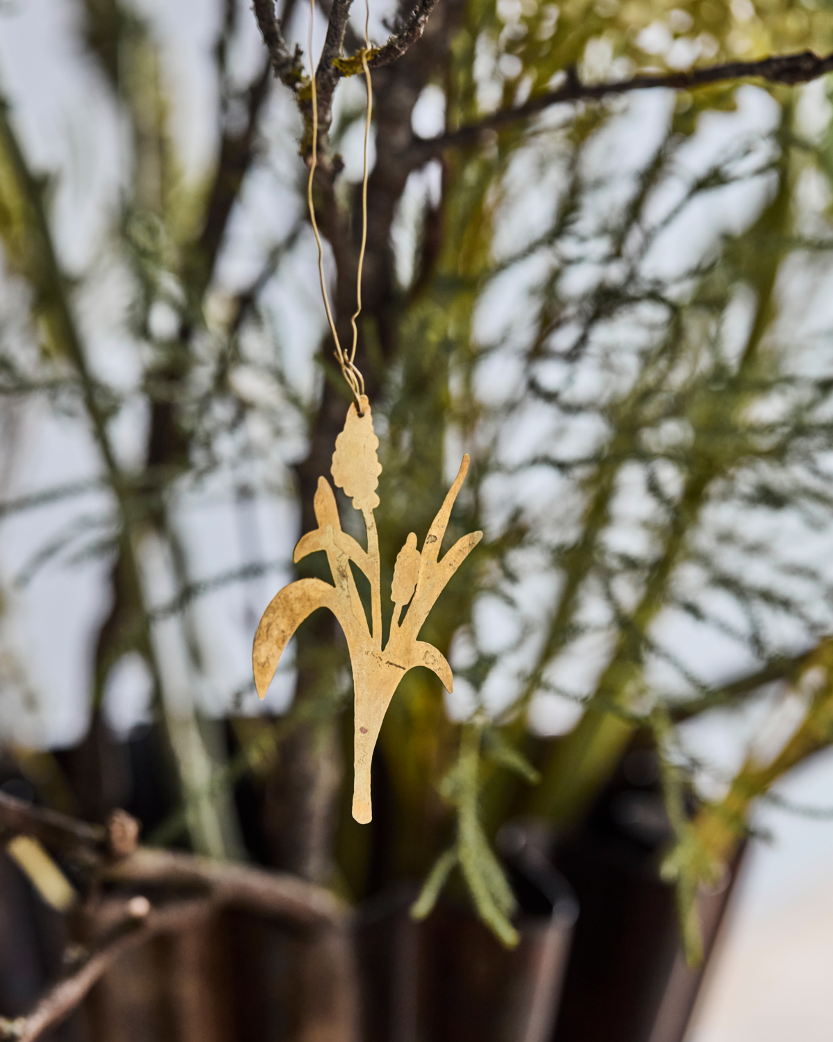The House Doctor Easter ornaments set features 3 handcrafted brass Lilly Flowers, each hanging gracefully from a thin wire—an elegant touch to your festive décor.