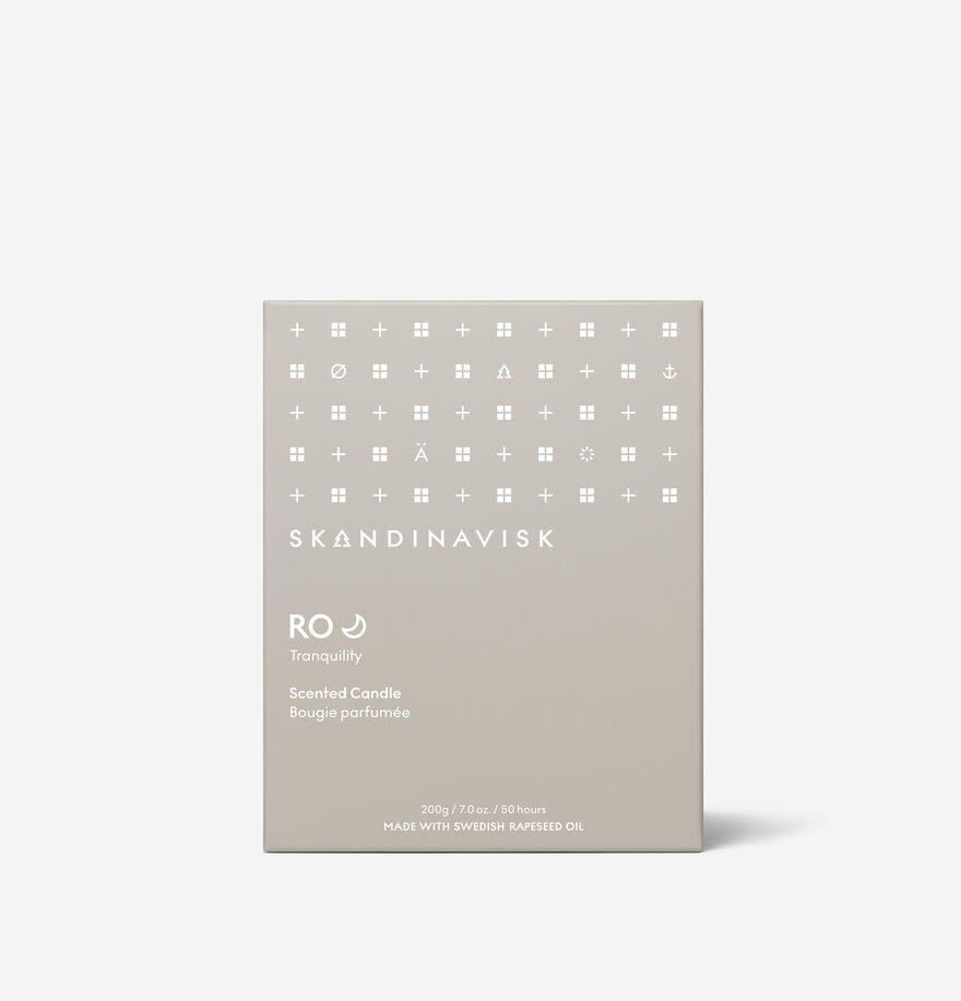 The Skandinavisk Scented Candle Ro 50h, 200g comes in a beige box with symbols and text, highlighting its sustainability and that it’s made from Swedish rapeseed wax.