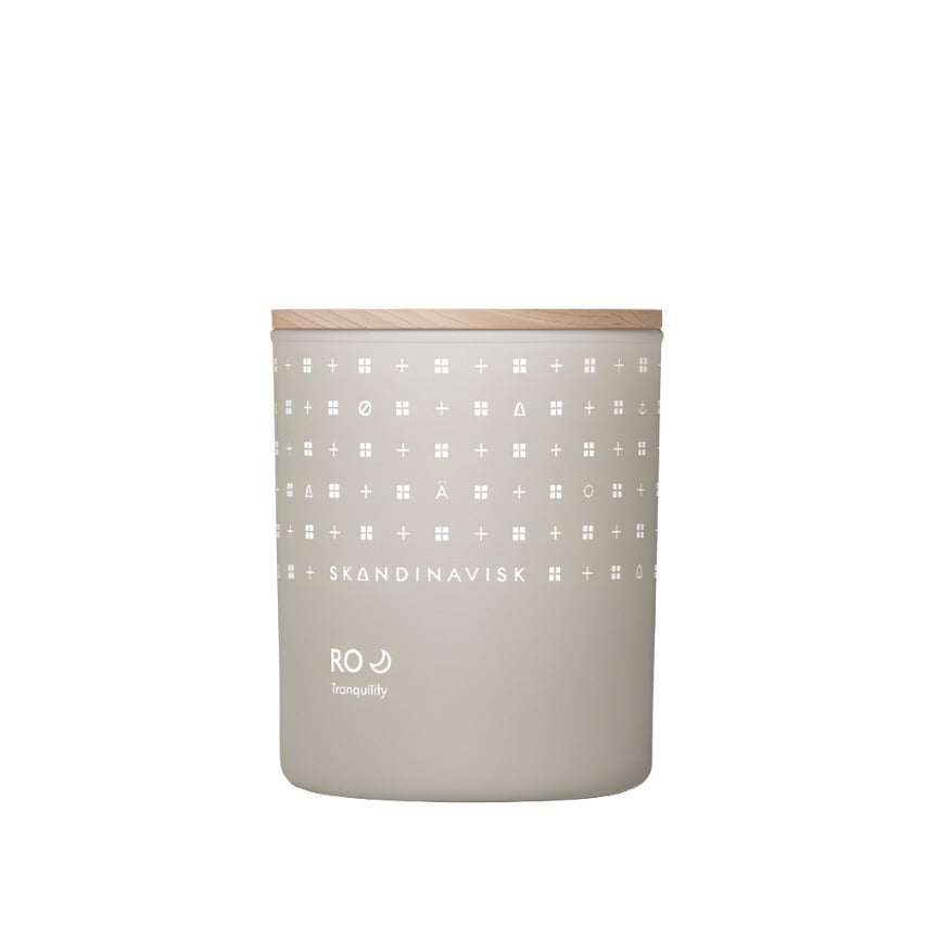 The Skandinavisk Scented Candle Ro 50h, 200g, in a beige jar with a wooden lid, features a minimalist white geometric pattern and is crafted from Swedish rapeseed wax.