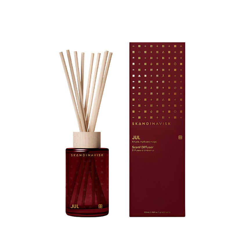A close-up of the Skandinavisk Jul Scent Diffuser (100 ml) captures Scandi Christmas vibes, offering a cozy spiced orange aroma.