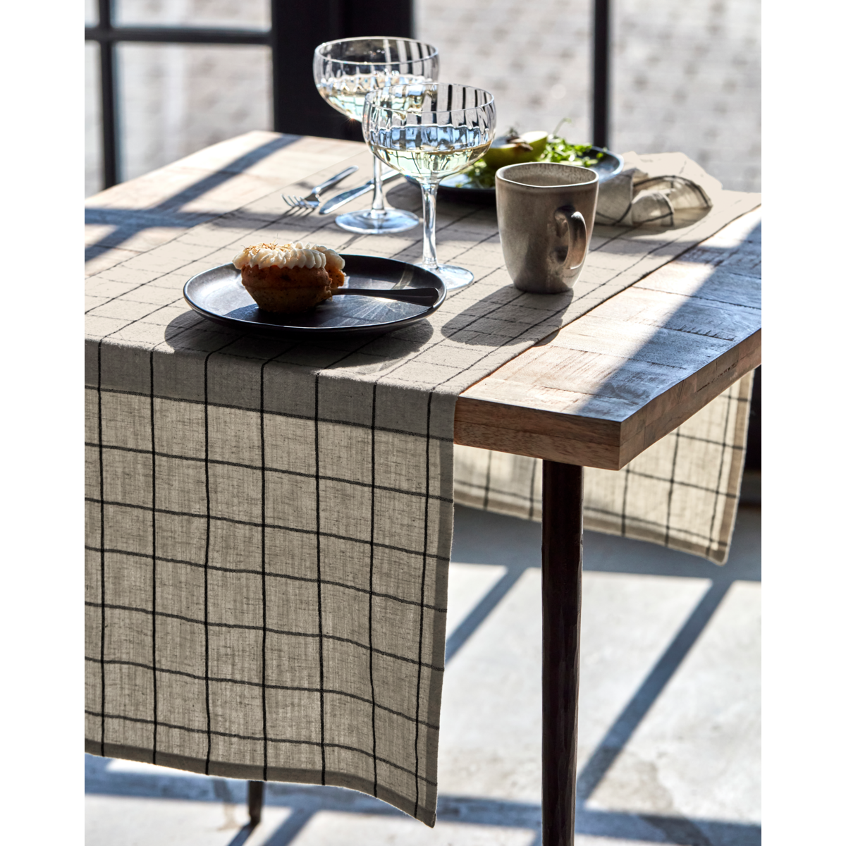 Table Runner in Cotton and Linen, Black and off-white 140cm