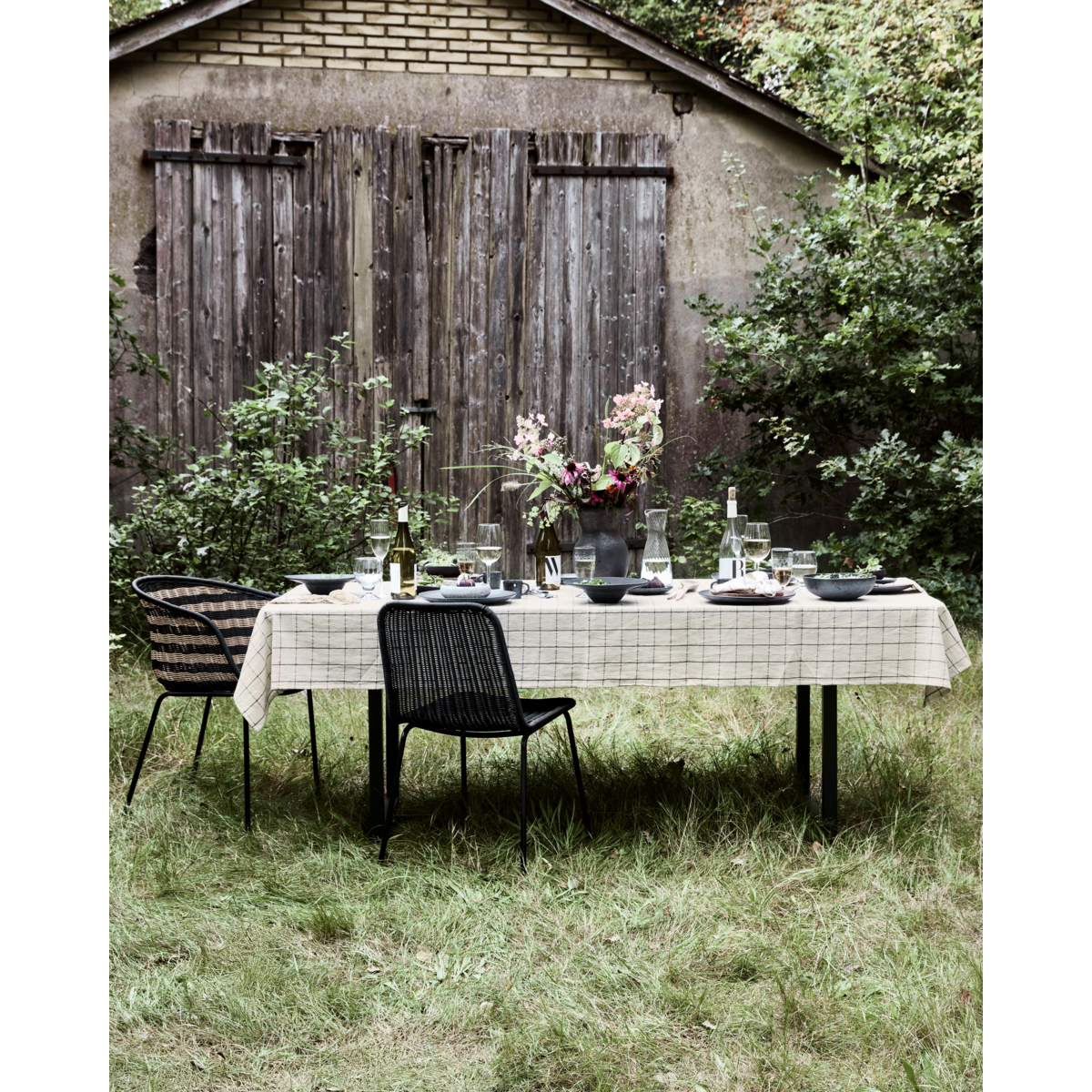 Tablecloth in Cotton and Linen, Black and Off-White