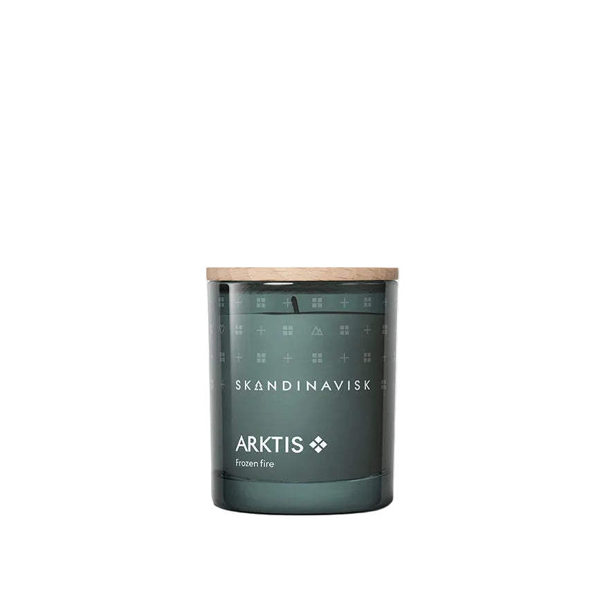 Skandinavisk candle with wooden lid on a white background