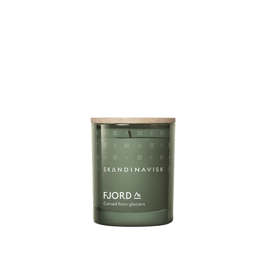 Green candle jar with wooden lid and 'Skandinavisk' branding on a white background