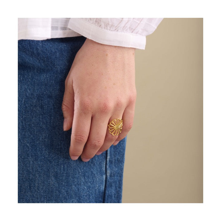 Bellis Ring Large in Gold, adjustable