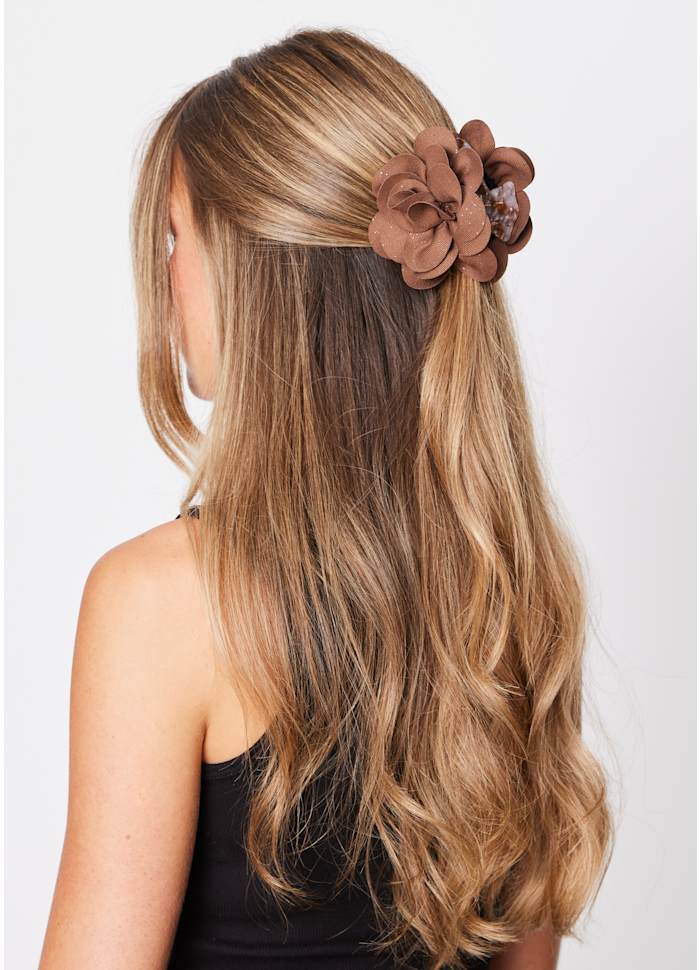Brown Hair Claw Rosa in the shape of a flower securing a half-up hairstyle.