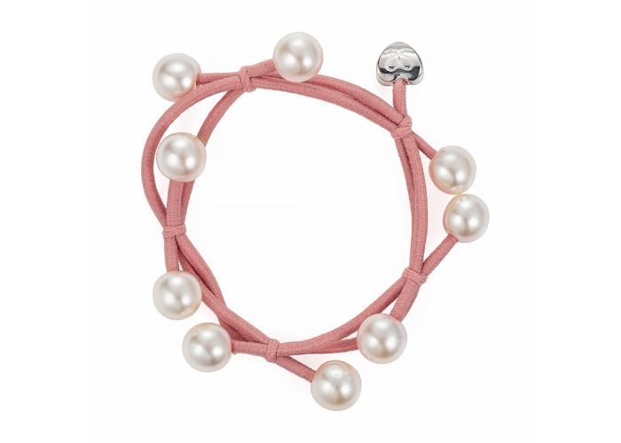 The ByEloise Bangle Band Pearl Cluster in Champagne Pink is an elastic bracelet with eight white pearls and a silver heart charm.