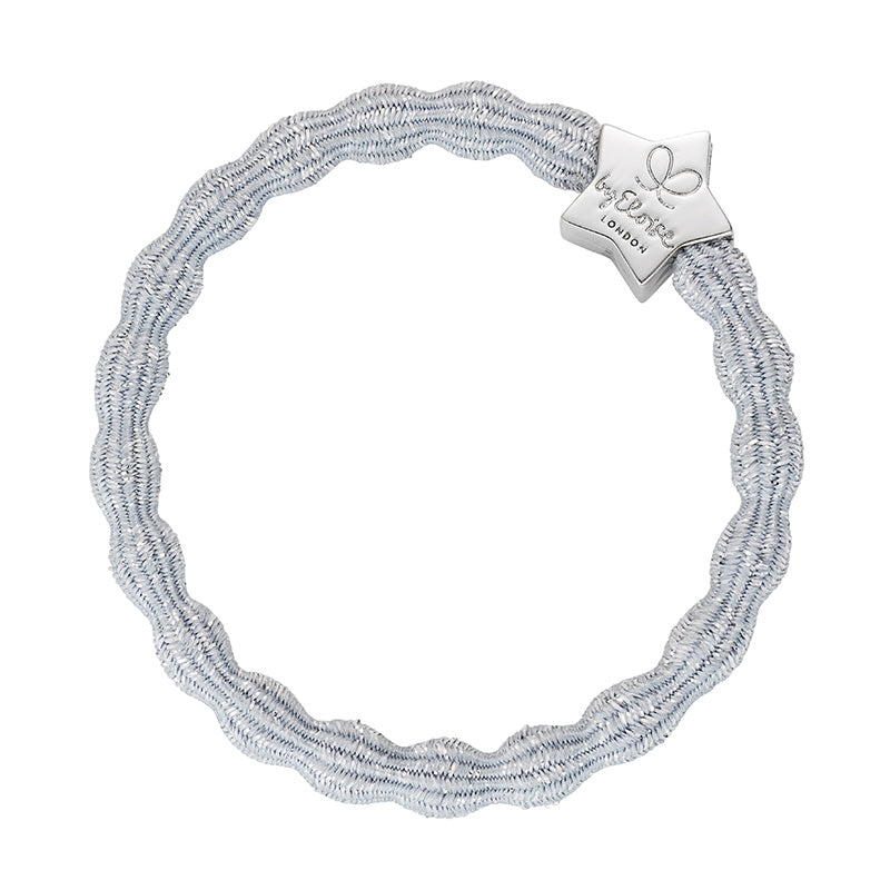 A metallic silver wavy elastic hair tie from ByEloise’s Bangle Band Ice Queen set, featuring a silver star-shaped charm engraved with text.