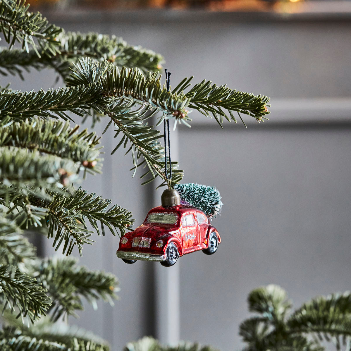 Ornament Car Bauble w. Tree 2024, in Red