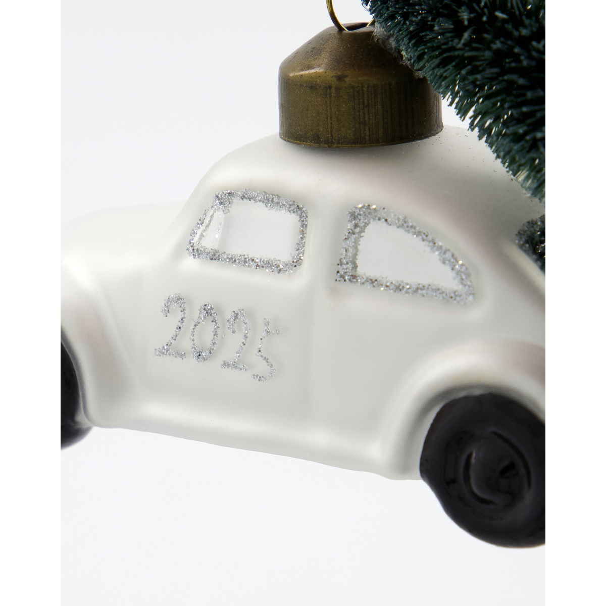 House Doctor's Ornament Car Bauble w. Tree 2025 in white & silver is a mouth-blown glass car-shaped Christmas ornament, perfect for hanging from your tree.