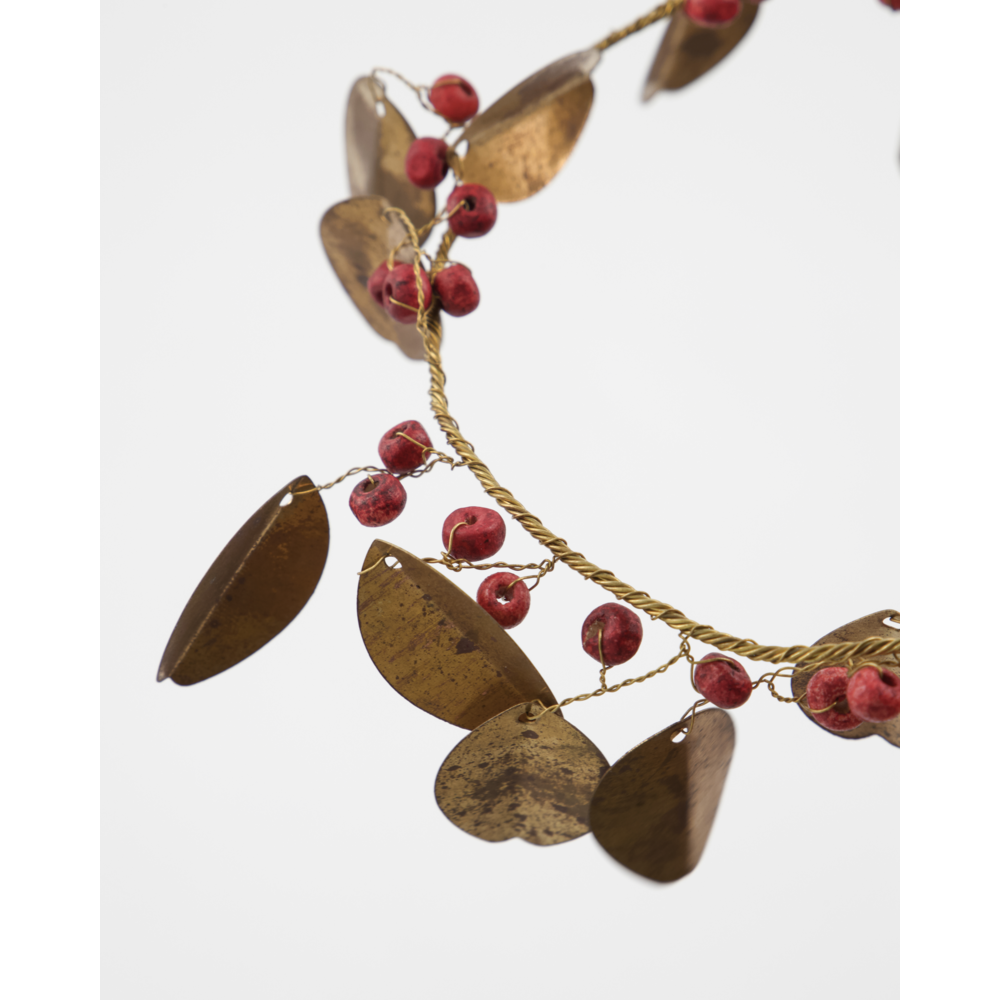 Handmade House Doctor Christmas Wreath Leafi Auric in Gold, 12 CM, made of twisted wire featuring golden brass leaves and small red berries.