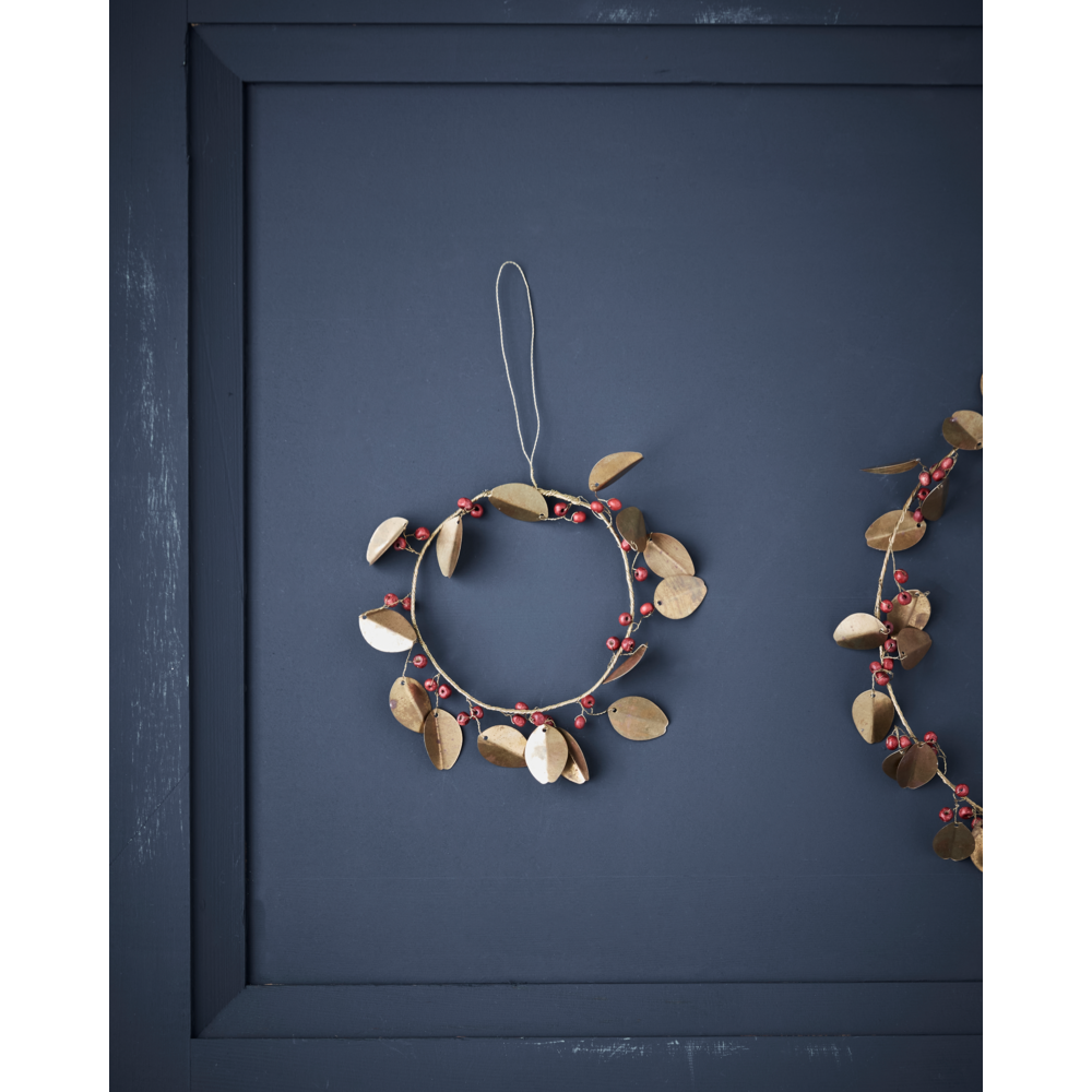 Christmas Wreath Leafi Auric in Gold, 12 CM, a small handmade wreath with gold-leaf foliage and red berries, hanging from a string.