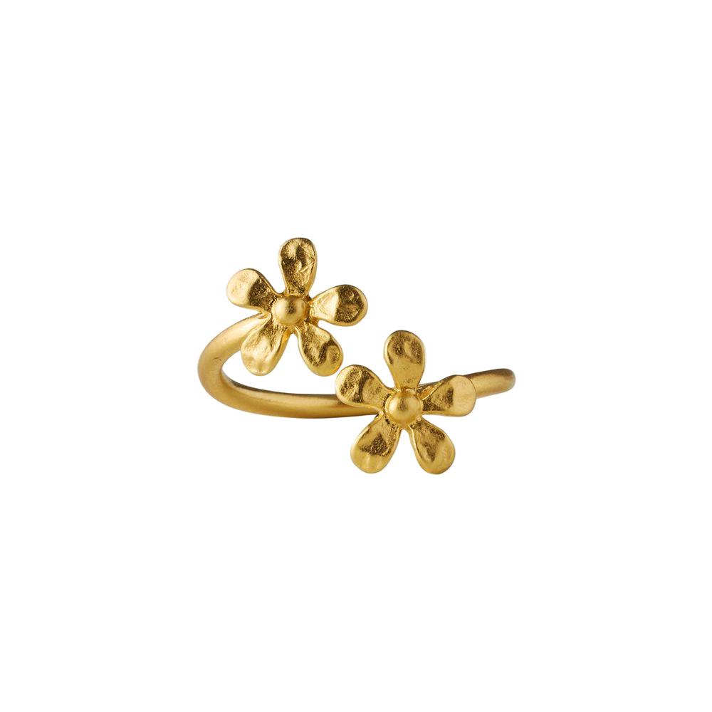 The Wild Poppy Ring in Gold by Pernille Corydon features an open design with two silk-brushed poppy flowers, making it a perfect summer accessory against a crisp white background.