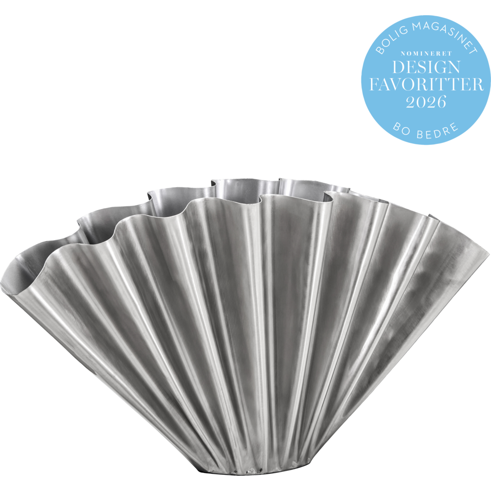 The House Doctor Vase, Flood, in a brushed silver finish features a sculptural wavy, pleated design. A blue badge at the top right reads BOLIG MAGASINET DESIGN FAVORITTER 2026 BO BEDRE.
