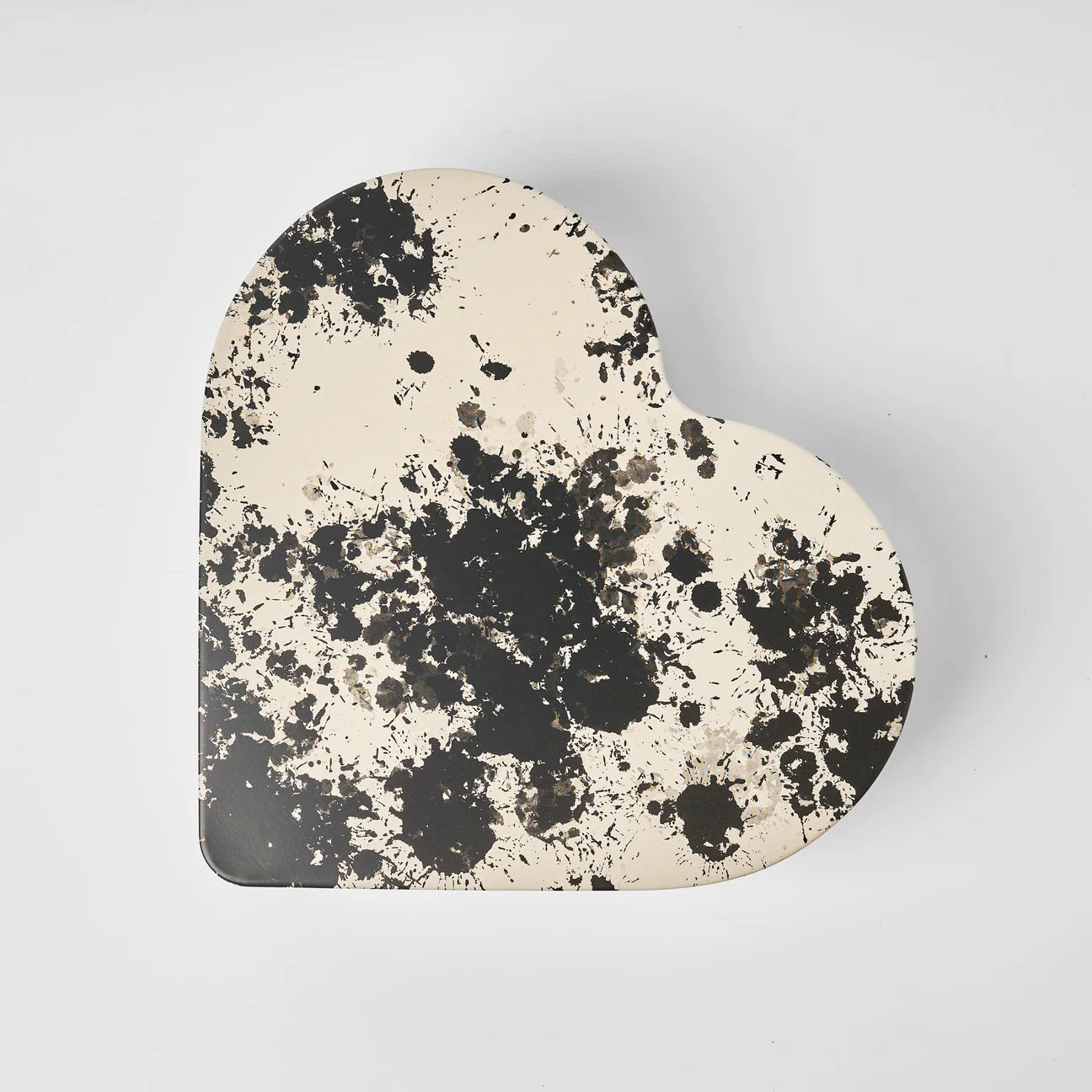 The Heart Reusable Tin - Tack (Thank You) by Gåva Gifting features a cream background with black splatters in a Swedish design. Perfect as a reusable gift box, it brings stylish charm to any occasion.