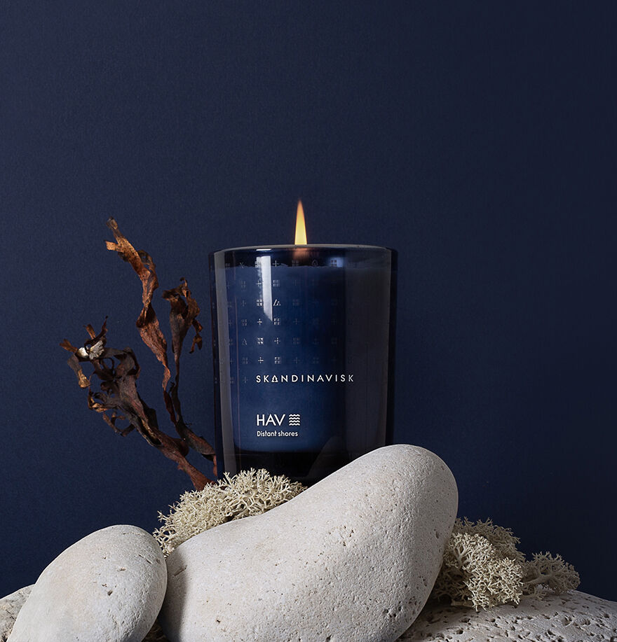 The Skandinavisk Scented Candle Hav 50h, 200g, made from Swedish rapeseed wax, sits in a dark glass container, evoking the calm and fresh atmosphere of the Scandinavian sea.
