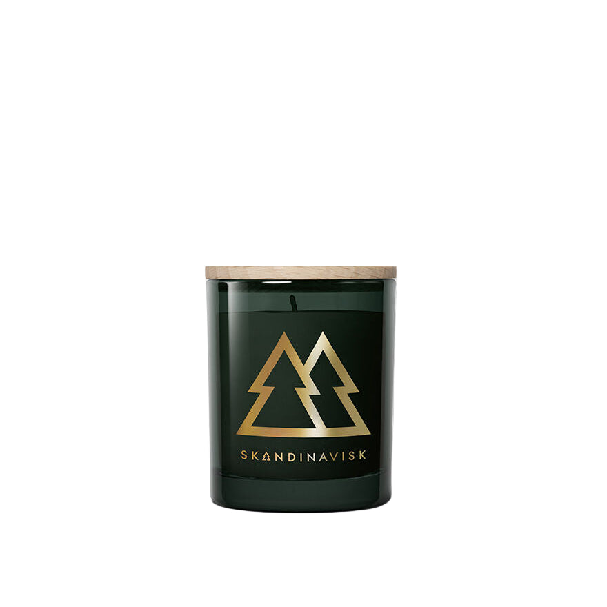 Green candle with gold logo and 'Skandinavisk' text on a white background