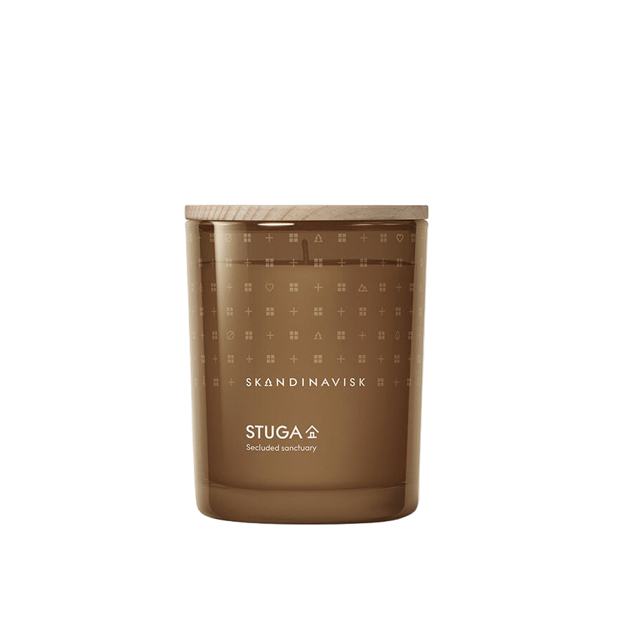 Skandinavisk Støga candle in a brown glass container on a white background