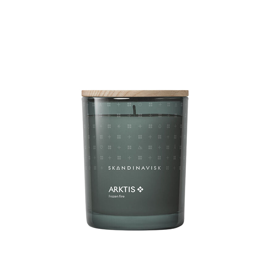 The Skandinavisk Scented Candle Arktis 50h, 200g—a dark green Swedish rapeseed wax candle with a wooden lid—sits against a white backdrop, filling the air with the sustainable scent of arctic sage perfume.