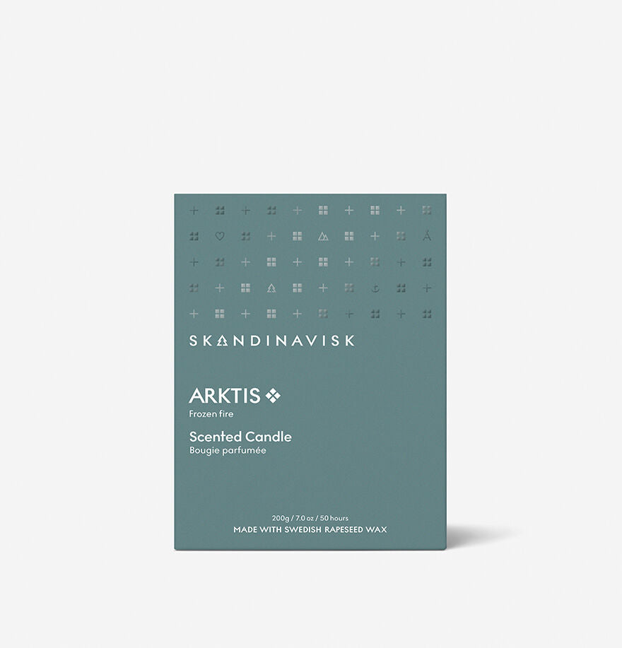 The Skandinavisk Scented Candle Arktis 50h, 200g offers an eco-friendly aroma with arctic sage notes, up to 50 hours' burn time, and sustainable Swedish rapeseed wax, all in a teal box.