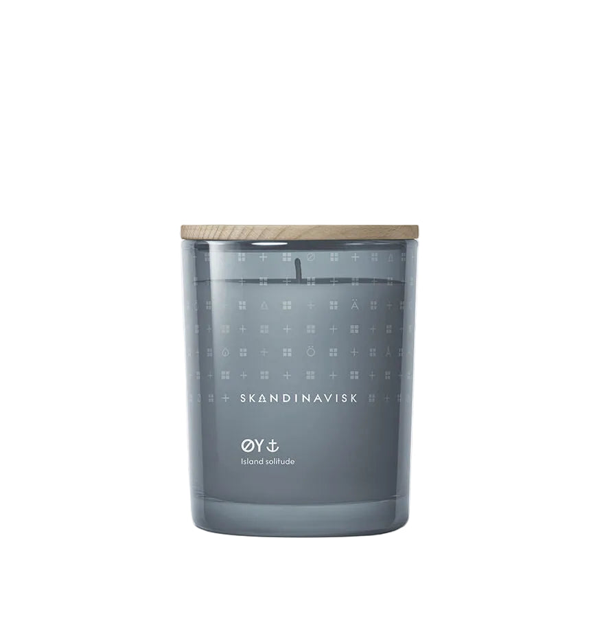 The Skandinavisk Scented Candle Øy, 200g, features a gray glass jar with a wooden lid and white Nordic patterns, crafted from Swedish rapeseed wax—a true Scandinavia-inspired fragrance.