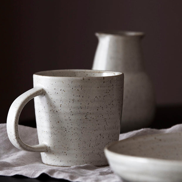 Mug Pion in Stoneware Grey/White