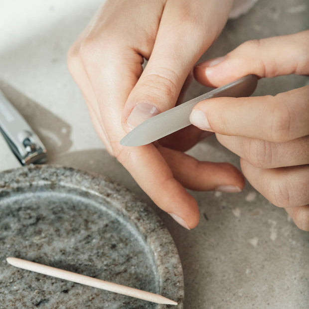 Nail kit, w. cuticle push, nail file, small clipper and large clipper, Grey